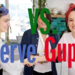 Gupse Özay Instagram - Eltiler mutfakta!! 🍽 Merve'yle Refika'nın Mutfağı'nda kıyasıya hünerlerimizi? sergiledik... :))) @refikabirgul kayınvalidemiz oldu. İçinde varmış.... Canım annem.. haha Not: Ben ilk gelinim unutmayın. Kazanan gelin, Youtube'da Refika'nın mutfağı kanalında.. #refikaninmutfagi #eltilerinsavaşı