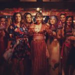 Gupse Özay Instagram - Sağa kaydırdıkça, eltisinin kınasında mutluluktan yüzünde güller açan ilk gelin beliriyor. Eltilerin Savaşı sinemalarda... #eltilerinsavaşı