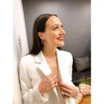 Gupse Özay Instagram - Gala günü benim gibi asla süslenmeyi beceremeyen biriyle uğraşıp dididen canım @mina.tanay @sburcucam @816styling 🌟 Ayrıca saç- makyaj @inkayanimet @yasarertemm ve @ilathebrand @melisgoraljewelry @begumkhan 'a teşekkür ederim :)) 🌟 Düşmeden veya yanlışlıkla yüzümü yıkamadan geceyi bitirdim. Bana da helal olsun ✌️