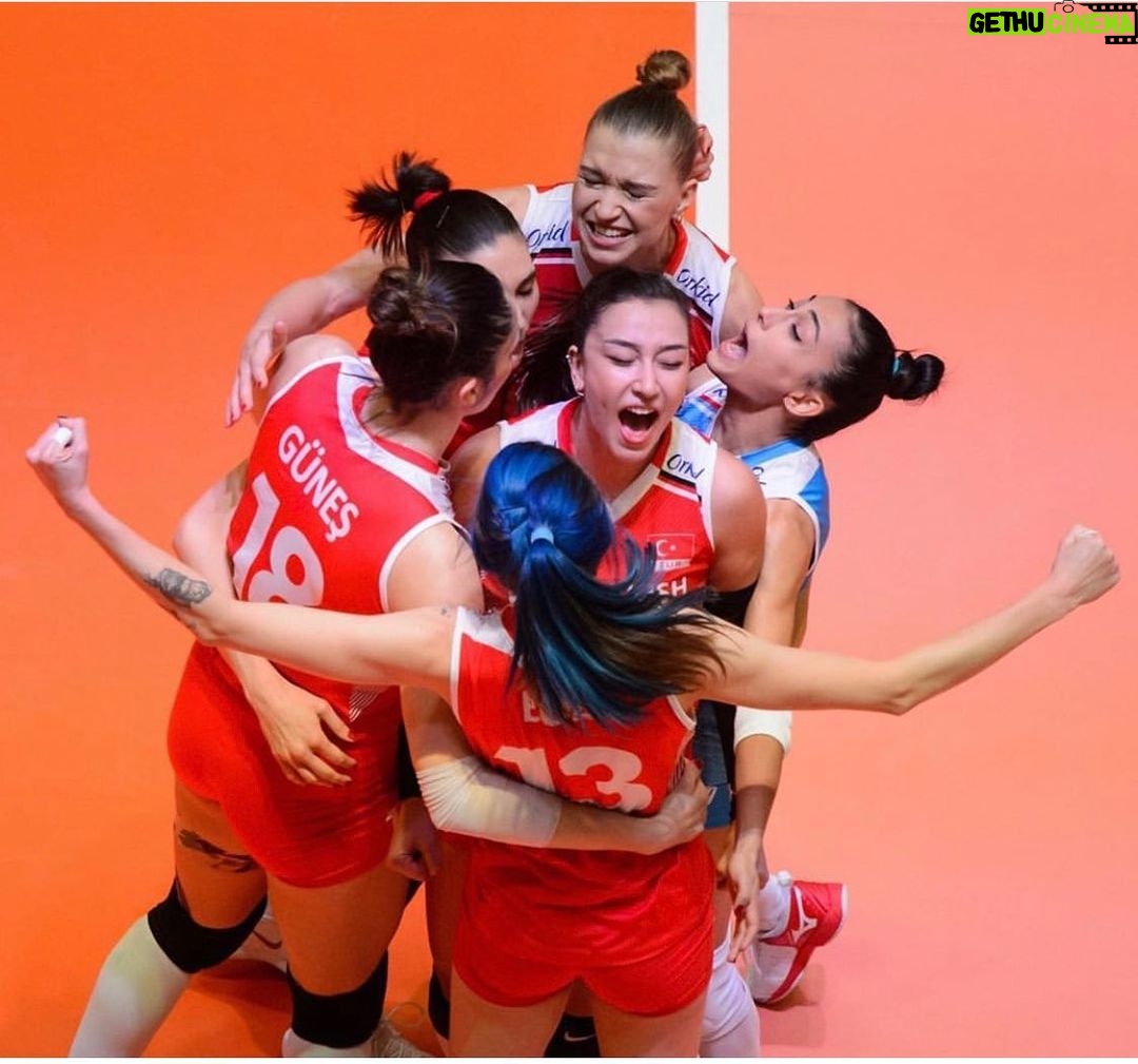 Gupse Özay Instagram - 2020 CEV Tokyo Olimpiyat Elemeleri Finali'nde Almanya'yı 3-0 mağlup ederek 2020 Olimpiyat Oyunları'na katılma hakkı kazanan #fileninsultanları #fileninkadınları 'na helal olsun!