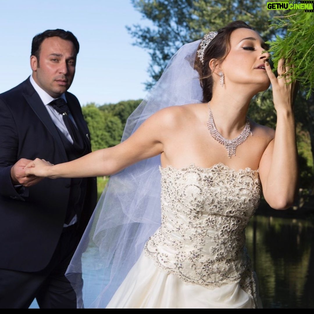 Gupse Özay - 117.6K Likes - Sultan ve Selim'in aşklarını iliklerimize kadar hissedeceğimiz düğün fotoğraflarından ikisi... 🙈
Siz de düğün fotoğraflarınıza @eltilerinsavasi 'nı etkiletleyin biz de görelim :)) 👰🏻🤵🏻