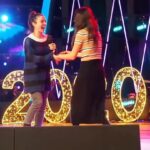 Gupse Özay Instagram - O Ses Türkiye'deki performansımızın öncesinde neler yaşandı? Benim asla şarkıya doğru yerde giremeyişime, sözleri devamlı unutup uyduruşuma ve muhteşem ötesi sesime; dansı ve gülüşüyle cevap veren canım partnerim ve eltim @mervedizdar 'a sevgilerimle... 🤗 Not; @tariksezerofficial ve @sinemyalcinkaya sizin de hakkınız ödenmez 🙈 Şarkının sahibi @djyilmazofficial 'a bu eğlenceli şarkıyı yaptığı için ayrıca teşekkürler... :)