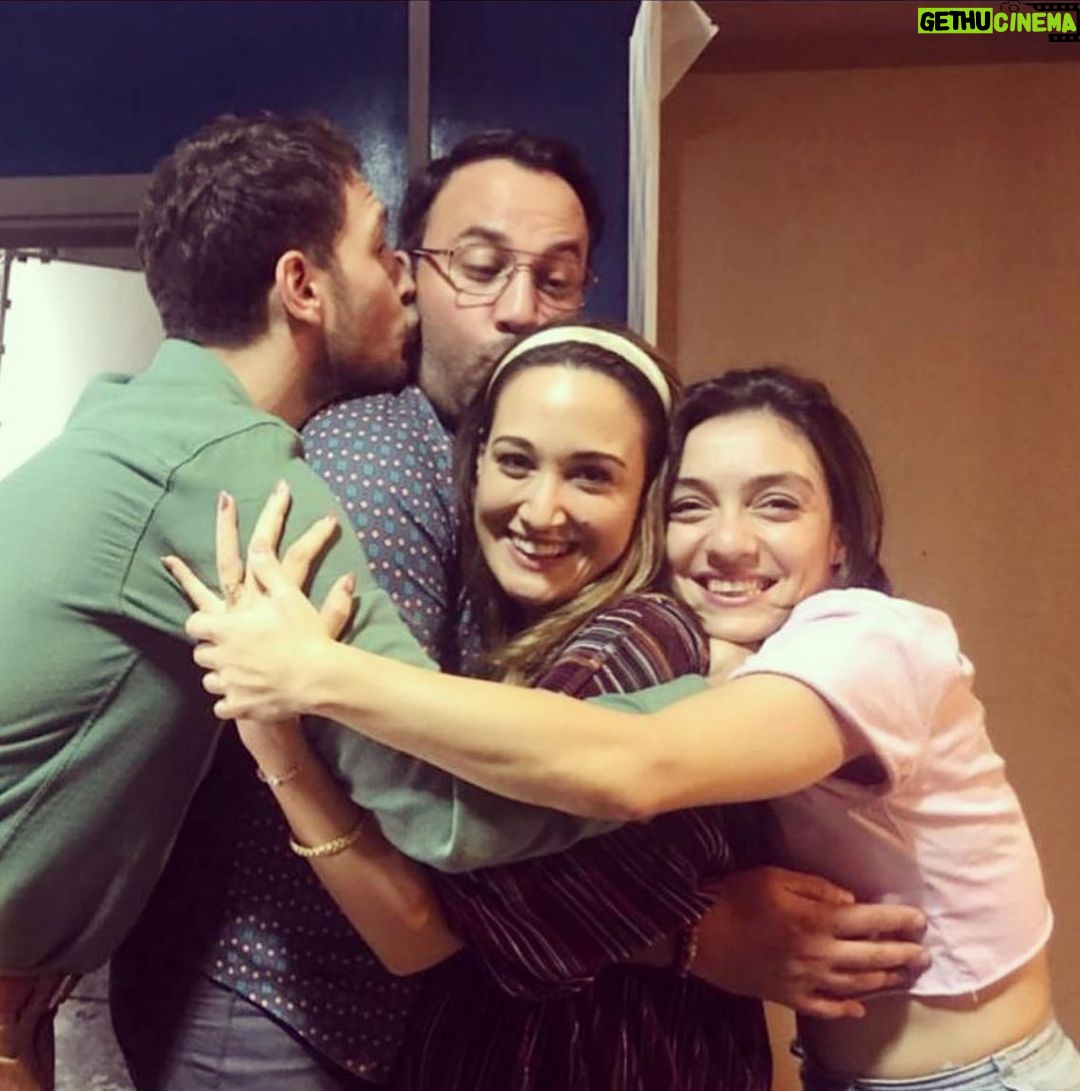 Gupse Özay Instagram - Fragmanımıza olan süper yorumlarınıza karşılık en güzel #tbt Sizi seviyoruuuzzzz 🤗 #eltilerinsavaşı