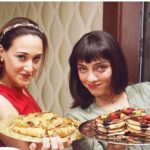 Gupse Özay Instagram - Kayınvalideye giderken hangi gelin puan kazanır? Sultan mı Gizem mi? 🥞🥮 (Tabiki Sultan. Niye? Çünkü el açması..) #eltilerinsavaşı