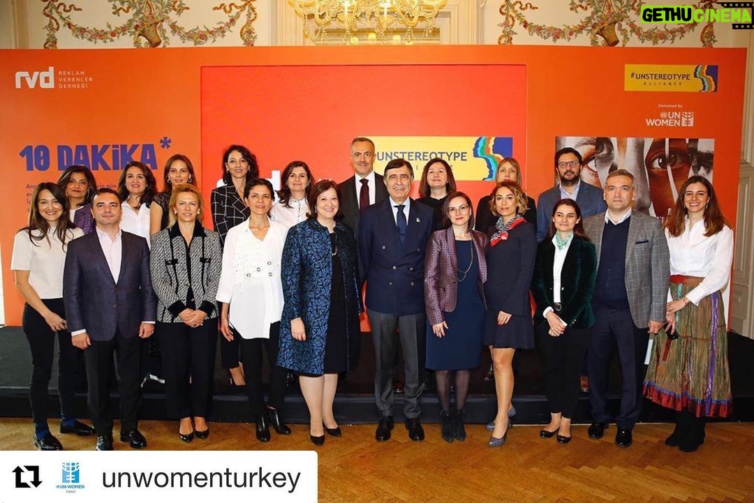 Gupse Özay Instagram - Reklamlardaki cinsiyet kalıpları yıkılabilir mi? Yıkılırsa harika olmaz mı? #Repost @unwomenturkey with @get_repost ・・・ Eşitlikçi reklamlar için dev adım: Unstereotype Alliance Türkiye platformu kuruldu! Reklamverenler Derneği öncülüğünde, UN Women Türkiye koordinasyonuyla yürütülecek olan platform reklam ve medya içeriğindeki zararlı toplumsal cinsiyet kalıp yargılarını dönüştürmeyi amaçlıyor. Platform kapsamında dernekler, akademisyenler, sektör profesyonelleri ve markalarla iş birliği içerisinde çalışılacak. A giant step from Turkey for progressive ads: Unstereotype Alliance Turkey National Chapter is launched! Unstereotype Alliance Turkey National Chapter is launched on 13 December 2019 in Istanbul. Convened by UN Women, the platform will be under the leadership of Reklamverenler Derneği (Advertisers Association). Unstereotype Alliance is an action coalition of global advertisers, brands and companies to eliminate harmful gender stereotypes in all media and advertising. @un_stereotypealliance @reklamverenlerdernegi