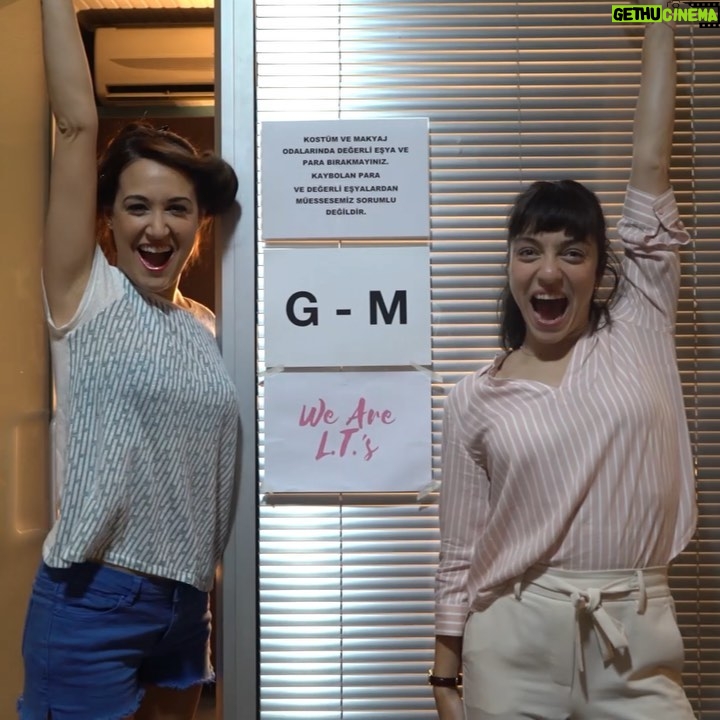 Gupse Özay Instagram - Yaşama sevincinizi alan en güzel elti şarkıları Eltilerin Savaşı filminde... 🎤 who are we who are we we are elti #eltilerinsavaşı #weareLT @eltilerinsavasi