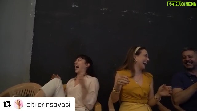 Gupse Özay Instagram - Filmimizin dillere pelesenk olacak ingilizce şarkısından bir kuple... ⚡️⚡️⚡️ Not: İnsanın gönlünce beraber saçmalayabileceği bir partneri olmalı 👉 @mervedizdar 🤓 #eltilerinsavaşı
