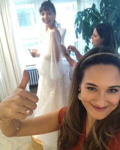 Gupse Özay Instagram - #tb Canım eltime gelinlik bakarken en samimi duygularımla destek olmuştum. #çünküeltilikbunugerektirir #eltilerinsavaşı @eltilerinsavasi ⚡️⚡️ Supporting my sister-in-law while she was looking for a wedding dress.. #warofsisterinlaws