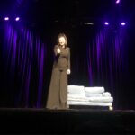 Gupse Özay Instagram - Oh be! Stand-up kadınlara çookk yakışıyor! @yasemoz88 #yaseminsakallıoğlu 💪