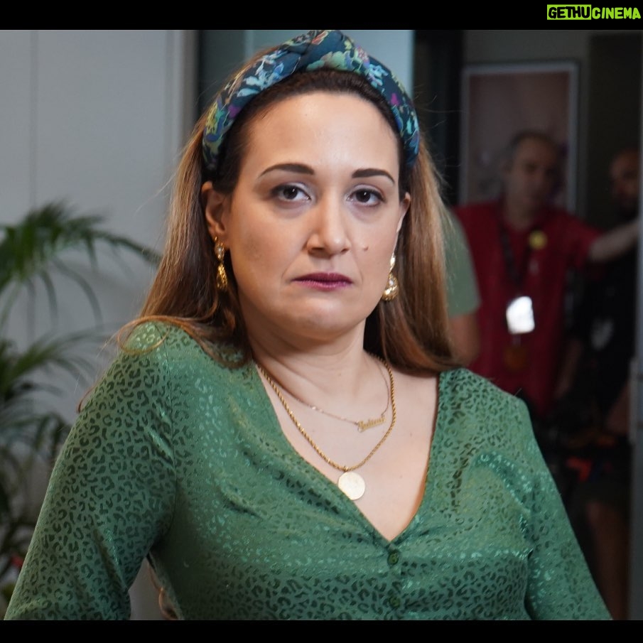 Gupse Özay Instagram - Eltimin 83 parça yemek takımı aldığını duymuşumdur... 🍽 #eltilerinsavaşı 31 Ocak'ta.