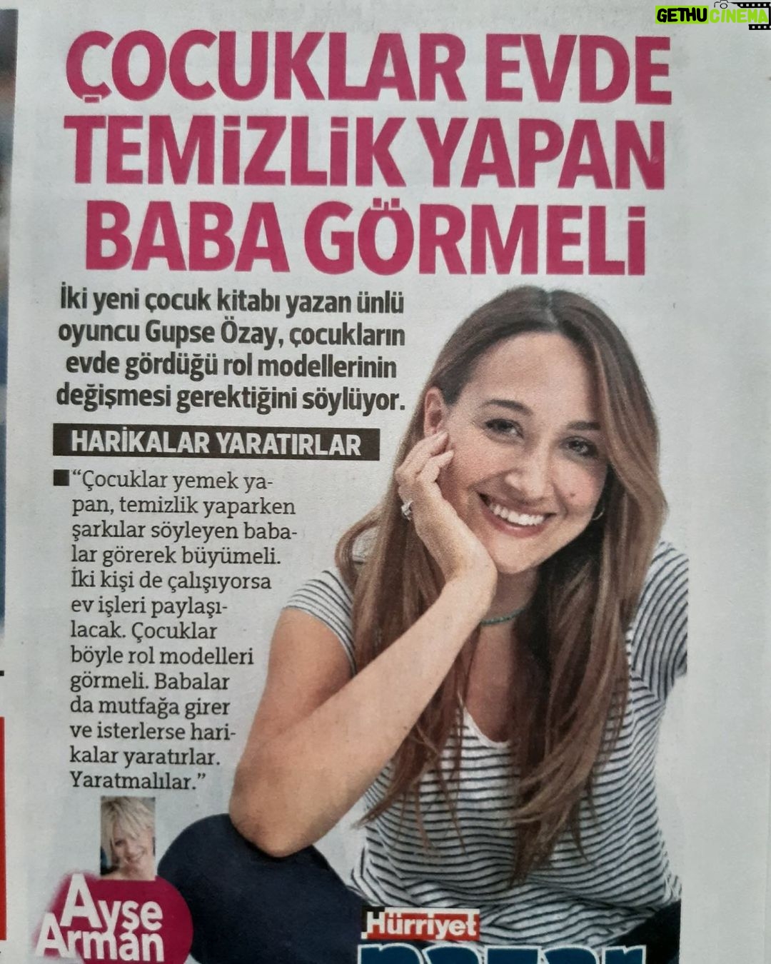 Gupse Özay Instagram - Bugünkü Ayşe Arman röportajından.. Babalar, eşler, beyler ne dersiniz :) Sizlere güveniyoruz ☀️ Not: Baba burayı okuyorsan.. Yıllarca 'ben sadece balık ayıklamayı bilirim' deyip mutfaktan tüydüğünü biliyorum....