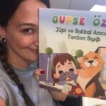 Gupse Özay Instagram - Kitapları imzalamaya başladım... Az kaldı 🐝 #jüpi @doganegmont