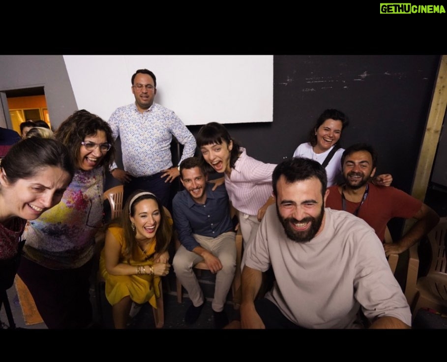 Gupse Özay Instagram - Eltilerin Savaşı filmimizin montaj odasından haberler geliyor... Sanırım şu set zamanı çekilmiş seri fotolarımız gibilermiş 🙈 Eğlenerek film yapmak ne güzel, iyi ekip, mutlu ekip en güzel ⭐️ Filmimiz 31 Ocak'ta vizyonda. #eltilerinsavaşı
