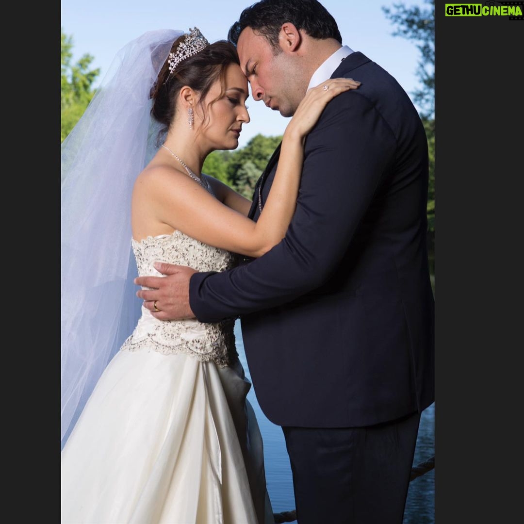 Gupse Özay - 117.6K Likes - Sultan ve Selim'in aşklarını iliklerimize kadar hissedeceğimiz düğün fotoğraflarından ikisi... 🙈
Siz de düğün fotoğraflarınıza @eltilerinsavasi 'nı etkiletleyin biz de görelim :)) 👰🏻🤵🏻