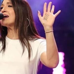 Gupse Özay Instagram - Elimin içindeki şarkı sözü... Evet kopya çekmeyi her zaman sevdim... 🐙 O Ses Türkiye'de görüşürüz. İki İzmirli olarak eltimle seçtiğimiz şarkıya bayılacaksınız. 😎 #sarınenge #eltilerinsavaşı #osestürkiye