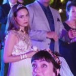 Gupse Özay Instagram - Fotoğraftaki gelinin 'asla evlenmem' diyen en iyi arkadaşı ile 'eltimi şimdiden çok sevdimmm' diyen düğüne gelinlikle! giden ilk gelini bulunuz.... Bulamadıysanız sağa kaydırınız. #eltilerinsavaşı