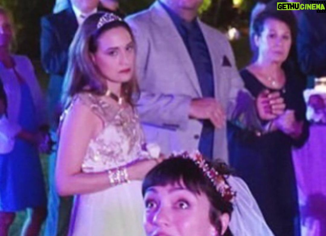 Gupse Özay Instagram - Fotoğraftaki gelinin 'asla evlenmem' diyen en iyi arkadaşı ile 'eltimi şimdiden çok sevdimmm' diyen düğüne gelinlikle! giden ilk gelini bulunuz.... Bulamadıysanız sağa kaydırınız. #eltilerinsavaşı