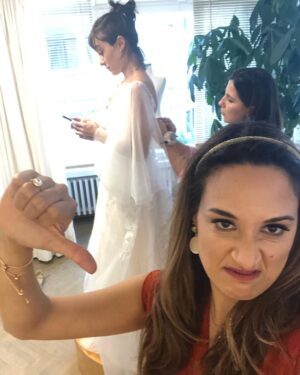 Gupse Özay Instagram - #tb Canım eltime gelinlik bakarken en samimi duygularımla destek olmuştum. #çünküeltilikbunugerektirir #eltilerinsavaşı
@eltilerinsavasi
⚡️⚡️
Supporting my sister-in-law while she was looking for a wedding dress.. #warofsisterinlaws