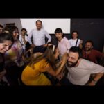 Gupse Özay Instagram - Eltilerin Savaşı filmimizin montaj odasından haberler geliyor... Sanırım şu set zamanı çekilmiş seri fotolarımız gibilermiş 🙈 Eğlenerek film yapmak ne güzel, iyi ekip, mutlu ekip en güzel ⭐️ Filmimiz 31 Ocak'ta vizyonda. #eltilerinsavaşı
