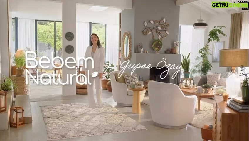 Gupse Özay Instagram - İşteee karşınızda çokkk tatlı ve doğal olduğunu düşündüğüm yeni reklam filmimizzzz :) @bebemnaturaltr ile bundan sonra birlikteyiz. Çok mutluyuz sevinçliyiz. 🤗 Yönetmenimiz @kbaruonu 'a ve dünya tatlısı rol arkadaşlarım Maya ve Sofia'ya teşekkürler ederim. Ayaklarını yiyemeden bitti çekim..... #annelikgibidoğal #bebemnatural💚#işbirliği