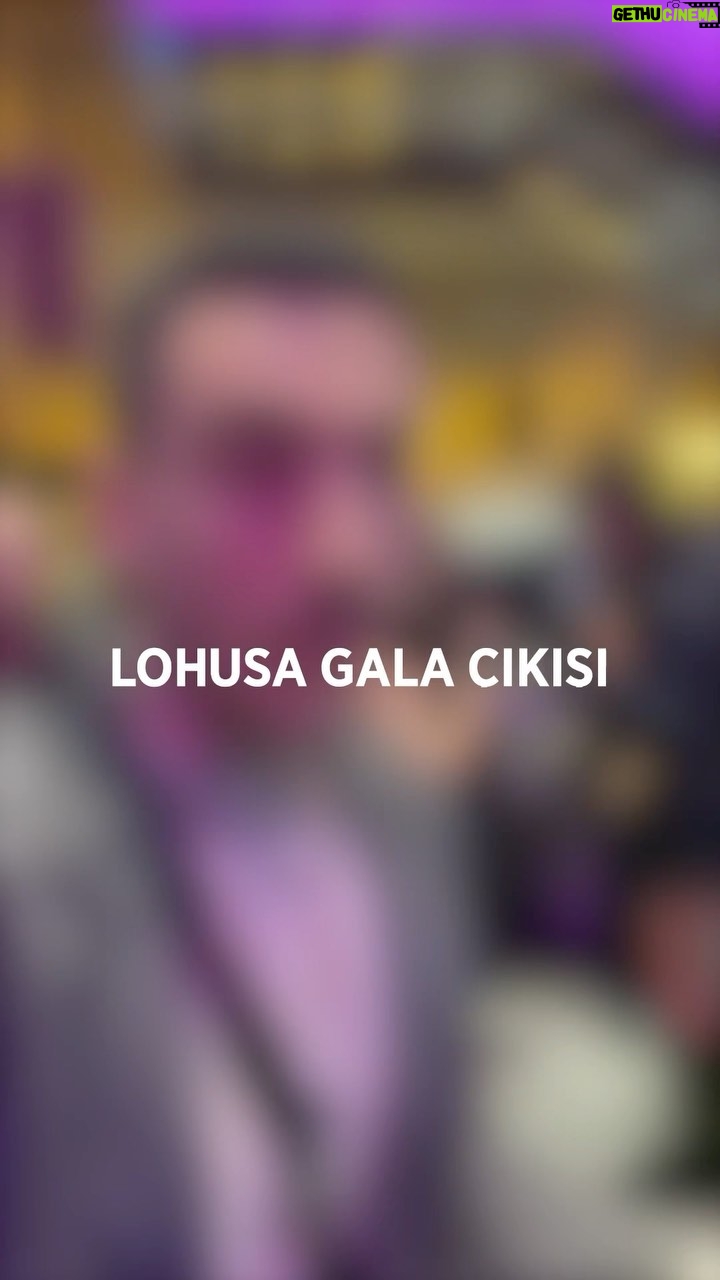 Gupse Özay Instagram - Gala çıkışı insanları kıstırıp mikrofon uzatmışlar. Yazık.... :))) Ama ne güzel şeyler söylenmiş 🥹 İyi ki de sormuşlar.