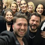 Gupse Özay Instagram - Bakın bu foto asansör korkumdan dolayı beni oyalamak için el birliğiyle çekilmiş bir fotoğraf..... hahhshshs çok seviyorum 🥹❤️ #lohusaekip Not: Daha çok @onur.gurcay korkuyor gibi çıkmış.......