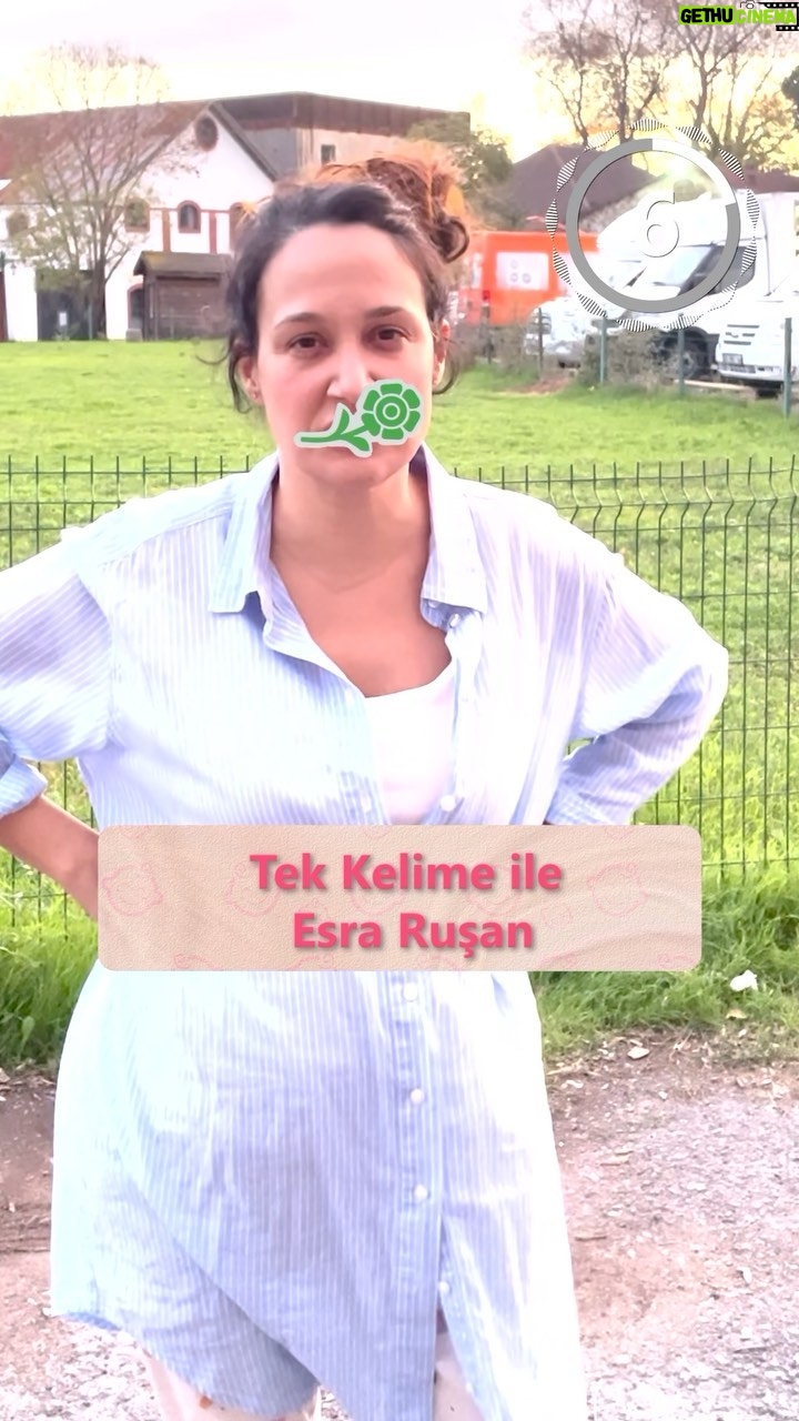 Gupse Özay Instagram - Beni sıkıştırıp sıkıştırıp sorular sordular. (Lohusa kılığımla göz dolduruyorum evet....) 🤩 @esrarusann canımsın............. #Lohusa 19 Ocak'ta sadece sinemalarda 🍿