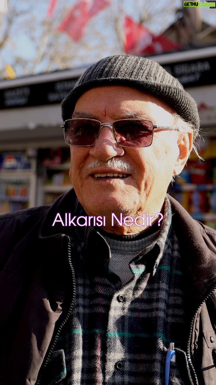 Gupse Özay Instagram - Alkarısı nedir? 🫣 Al karası, Al basması da derler.. Hatta Al bastı da diyorlarmış..... #lohusa 19 Ocak'ta sadece sinemalarda