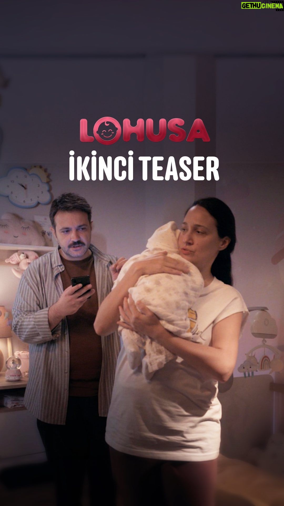Gupse Özay Instagram - "Hele bi doğsun, biz eşimle el ele veririz çok rahat uyuturuz yaa......." Aynen kardeşim aynen. Lohusa 19 Ocak'ta sadece sinemalarda. 🍿😉 #lohusafilm