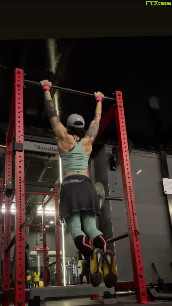 Gurbani Judge Instagram - 3 sets of weighted pulls OH grip. Mainly for me to remember and perhaps for your perusal. #NeverFinished #LiftLife #OhSheStrongHuh