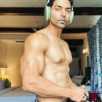 Gurmeet Choudhary Instagram - Rise and grind! 💪🌅 Early morning weight training fueled by dedication, consistency, and a balanced diet. It’s not just about the sweat, but the commitment to push boundaries. From kickboxing to sprinting, and evening weight sessions, every rep counts on this journey. Balancing the grind of shooting with the grind of the gym, seven days a week. No excuses, just results. #FitnessJourney #DedicationOverExcuses #GrindAndShine Manali, Himachal Pradesh