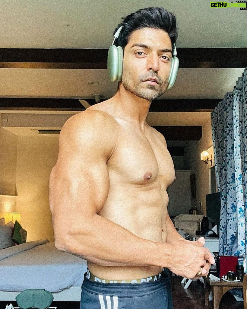 Gurmeet Choudhary Instagram - Rise and grind! 💪🌅 Early morning weight training fueled by dedication, consistency, and a balanced diet. It’s not just about the sweat, but the commitment to push boundaries. From kickboxing to sprinting, and evening weight sessions, every rep counts on this journey. Balancing the grind of shooting with the grind of the gym, seven days a week. No excuses, just results. #FitnessJourney #DedicationOverExcuses #GrindAndShine Manali, Himachal Pradesh