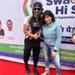 Gurmeet Choudhary Instagram - Participated in #swachbharatabhiyan with @bhamlafoundation thank you @asifbhamlaa ji for having us and making us a part of such a important need 🙏🏻 It was lovely meeting the ever energetic @wardakhannadiadwala and @kkundrra @munawar.faruqui @zaan001 @saherbhamla 💪🏻 . . #swachbharat #swachbharatseva