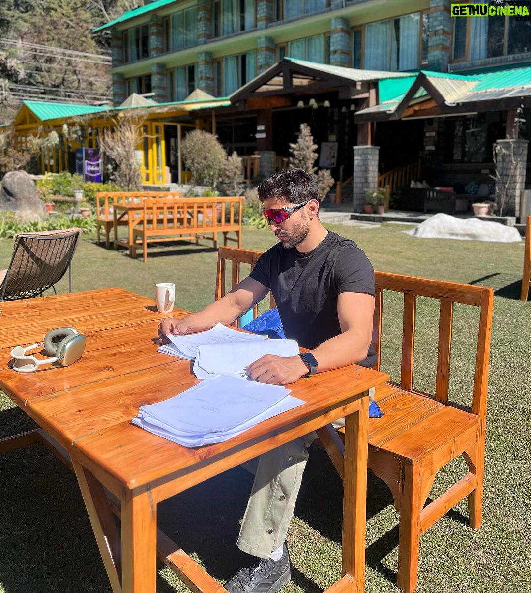 Gurmeet Choudhary Instagram - 🎬 Preparing for a role starts long before the cameras roll! As an actor, diving into the script beforehand isn’t just important—it’s essential. Understanding your character, their motivations, and the story’s nuances sets the stage for an authentic performance. 📖 #ScriptStudy #PreparationIsKey #actorlife #manali Manali, Himachal Pradesh