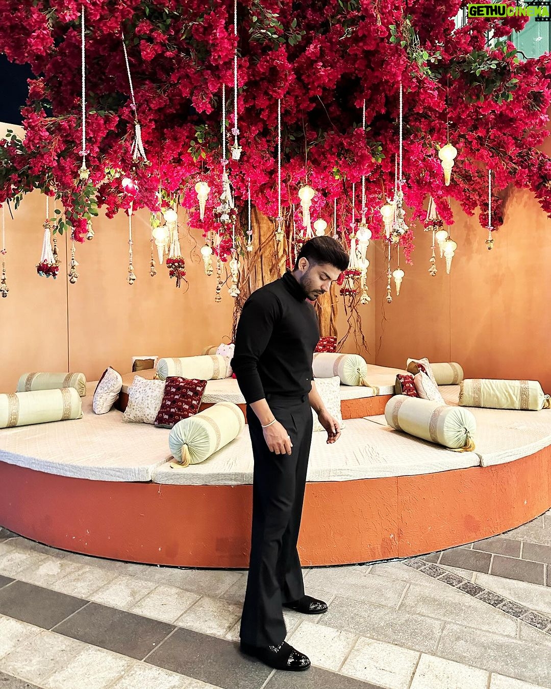 Gurmeet Choudhary Instagram - ♠️♥️♣️ . . Highneck - @celioindia Pants -@laxmikrishnaofficial Shoes - @lussolifestyleofficial Jewellery - @adonis_sterling Stylist - @simrankhera5 @styledbyayushidixit Assisted - @srivastavashi . . #gc