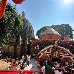 Gurmeet Choudhary Instagram - Jai Maa Kamakhya ✨❤️🙏🏻
Happy Ashtami to everyone
Sending all good vibes and blessings to you and your loved ones on this auspicious day!! 
.
.
.
#aasam #guwahati #kamakhya #maa