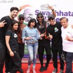 Gurmeet Choudhary Instagram - Participated in #swachbharatabhiyan with @bhamlafoundation thank you @asifbhamlaa ji for having us and making us a part of such a important need 🙏🏻 It was lovely meeting the ever energetic @wardakhannadiadwala and @kkundrra @munawar.faruqui @zaan001 @saherbhamla 💪🏻 . . #swachbharat #swachbharatseva
