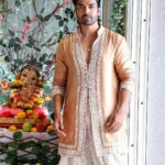 Gurmeet Choudhary Instagram - Festive vibes 🙏 . Styledby: @stylebysugandhasood Outfit: @mardbyabusandeep . . #ganpatibappamorya