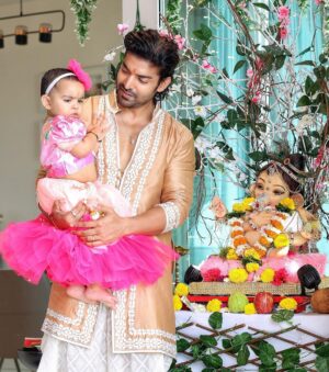 Gurmeet Choudhary Instagram - Bappa is home ❤️
“Ganpati Bappa Moreya” 
Happy Ganesh Chaturthi to everyone, have faith and stay blessed 🙏

Styledby: @stylebysugandhasood
Outfitby: @mardbyabusandeep

Debinas outfit : Styledby: @stylebysugandhasood
@teamsugandhasood
Outfitby: @gulabobyabusandeep
Jewellery: @rimayu07 

.
.
.
.
#ganpatibappamorya