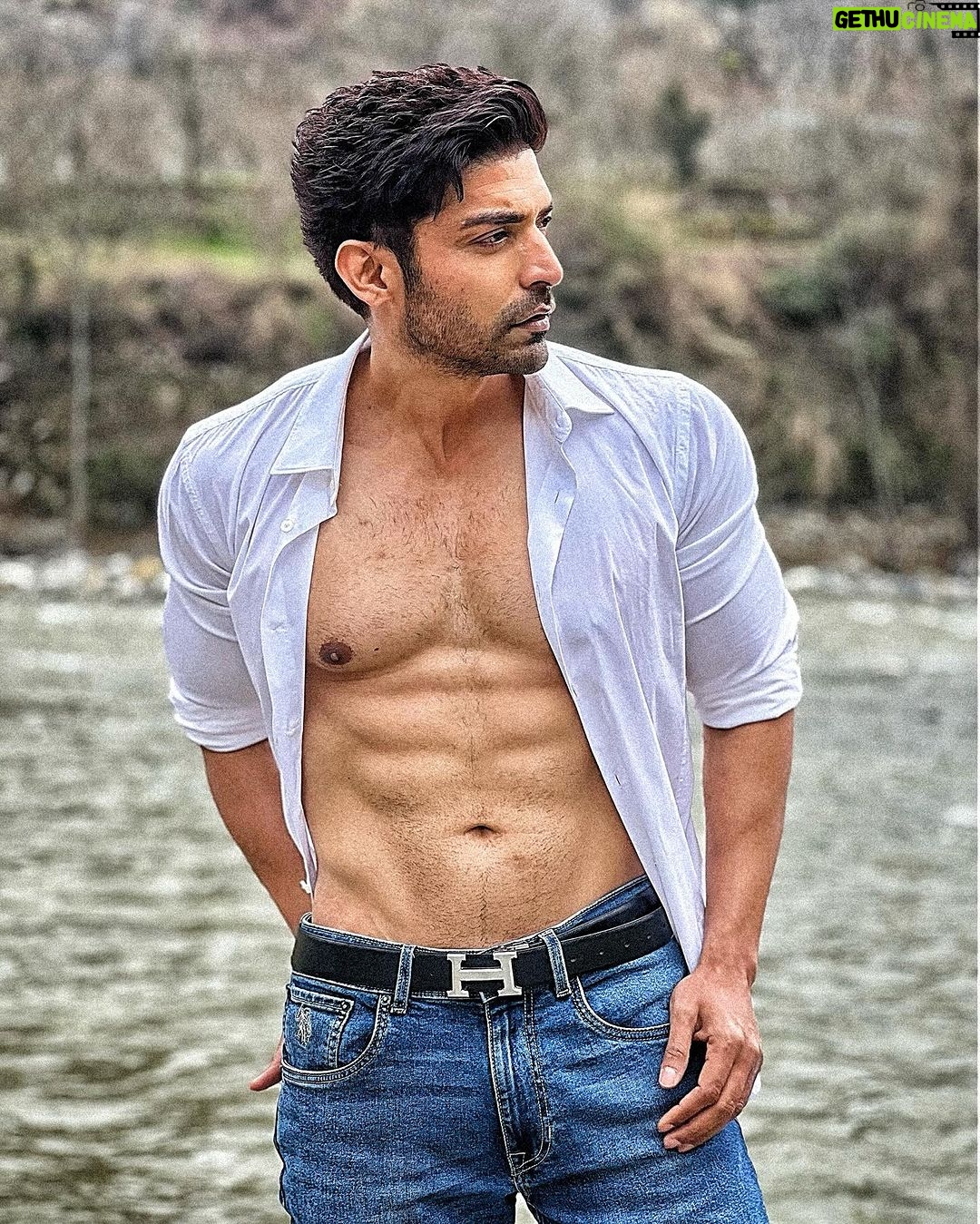 Gurmeet Choudhary Instagram - 💪💡 Fitness isn’t just about showcasing your physique; it’s about cultivating mental and physical strength. When you’re truly fit, you feel unstoppable—like you could tackle anything life throws your way, 24/7. I push myself daily, striving to be better than yesterday, never backing down from a challenge. Even amidst my busy schedule, I make time for twice-daily workouts, no Sunday breaks. And let me tell you, the feeling afterward? Like I’m Superman! 🚀 Don’t just exist, thrive. Give your best, be better than yesterday. You won’t regret it. . Gratitude fuels greatness. Today, I want to take a moment to express my deepest thanks to my incredible support team: my trainer, my dietician, my coach. @_praveen_nair 🙏 @bikramsaha7161🙏 @sadashivathcoach 🙏 @raakeshyadhav🙏 Your unwavering belief in me, your constant motivation, and your expert guidance have propelled me forward on this journey towards my dreams. Without you, none of this would be possible. Here's to the countless early mornings, the tough workouts, and the breakthrough moments. I couldn't have done it without you. Let's keep pushing boundaries and chasing those dreams together! 💪✨ #GratefulHeart #DreamTeam #ThankYou" #FitLife #MentalAndPhysicalStrength #NeverGiveUp Manali - मनाली, Himachal Pradesh