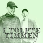 Gustaf Skarsgård Instagram - PREMIÄR FÖR VÅR PODD I TOLFTE TIMMEN!!!! Vilka likheter finns det mellan beroendesjukdomen och klimatkrisen? Och vad kan vi lära oss av tolvstegsmetoden för tillfrisknande? Följ med på en pågående resa, där jag och min vän Johan utforskar dessa frågor. Vi är inte representanter för någon specifik tolvstegsgemenskap, utan delar endast med oss av våra egna tankar och erfarenheter av beroende och tillfrisknande i en förhoppning att kunna bidra med ett nytt perspektiv på den nödvändiga omställningen. Första avsnittet finns nu där ni lyssnar på poddar. LYSSNA OCH DELA GÄRNA!!!💚 Dear non Swedish speaking fans. We’re releasing a podcast, in which we take a look at the climate crisis from the perspective of addiction. Unfortunately it is in Swedish.
