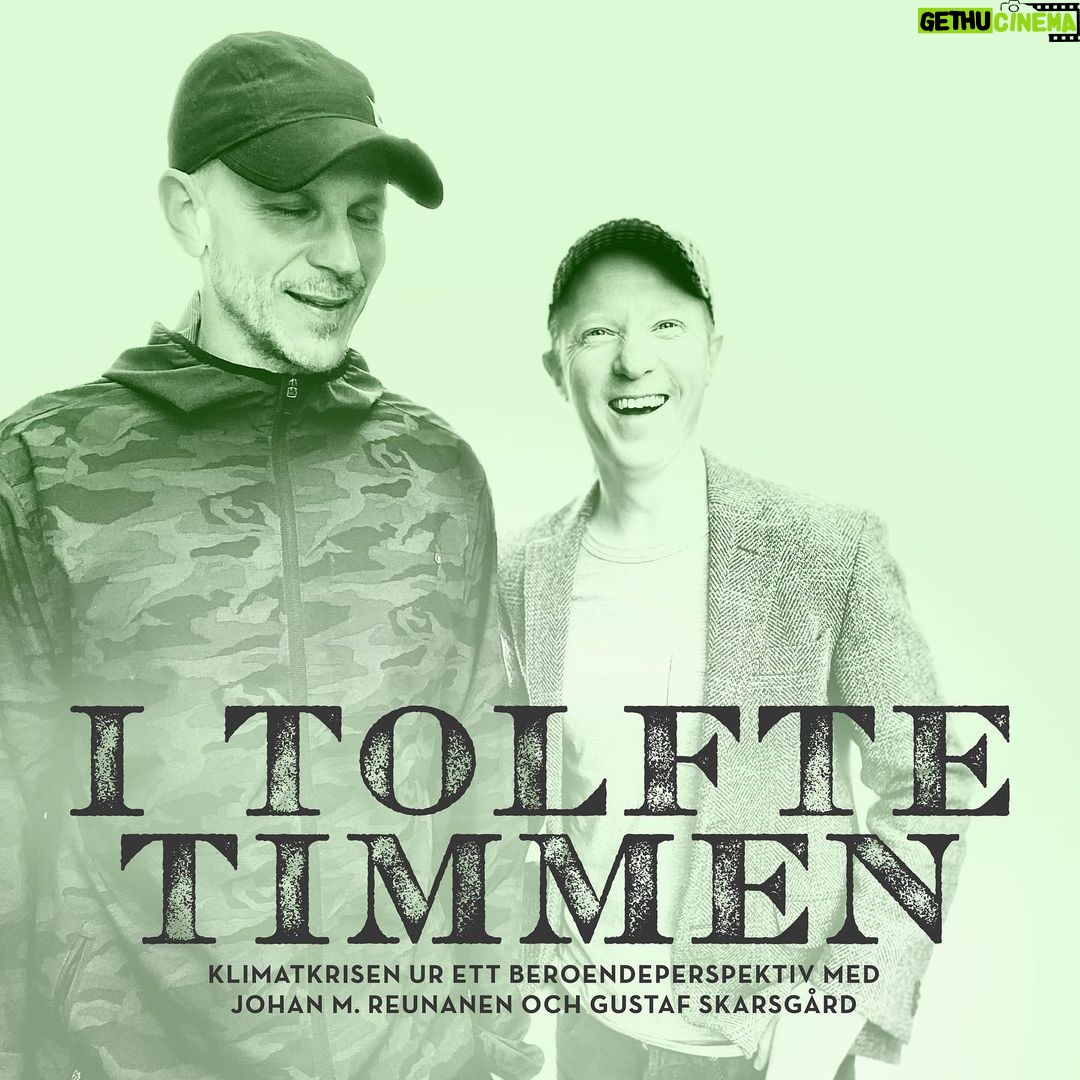 Gustaf Skarsgård Instagram - PREMIÄR FÖR VÅR PODD I TOLFTE TIMMEN!!!! Vilka likheter finns det mellan beroendesjukdomen och klimatkrisen? Och vad kan vi lära oss av tolvstegsmetoden för tillfrisknande? Följ med på en pågående resa, där jag och min vän Johan utforskar dessa frågor. Vi är inte representanter för någon specifik tolvstegsgemenskap, utan delar endast med oss av våra egna tankar och erfarenheter av beroende och tillfrisknande i en förhoppning att kunna bidra med ett nytt perspektiv på den nödvändiga omställningen. Första avsnittet finns nu där ni lyssnar på poddar. LYSSNA OCH DELA GÄRNA!!!💚 Dear non Swedish speaking fans. We’re releasing a podcast, in which we take a look at the climate crisis from the perspective of addiction. Unfortunately it is in Swedish.