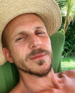 Gustaf Skarsgård Instagram - Thank you dear fans for this decade! Happy new year to all of you!! ❤️