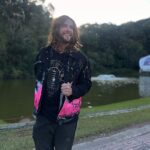 Gustavo Marsengo Instagram – Depois de ontem, descobri que sou cabeludo no corpo de um calvo.
Em breve o implante será realidade e essas madeixas naturais irão desfilar por aí.
Aguardem…
@festivalcrossroads @barcrossroads 🤘🎸 Pedreira Paulo Leminski