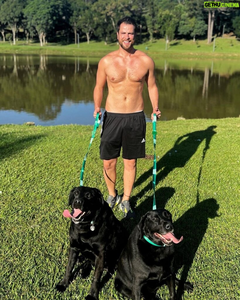 Gustavo Marsengo Instagram - Zlatan e Kyky levando o cachorro pra passear... Foto sem camisa no feed ✔️ 😂😂😂😂 Parque Sao Lourenço