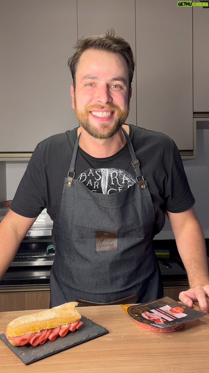 Gustavo Marsengo Instagram - A Seara Gourmet e a @lauraomiranda me convidaram pra participar da Batalha dos Sabores, e obviamente eu não podia ficar de fora – mostrei pra vocês no Reels a minha receita que, modéstia a parte, ficou uma delícia! Também, não tem como ficar ruim quando se usa ingredientes de qualidade, como a mortadela Seara Gourmet, transformando um momento simples em momento gourmet! Me conta, qual a sua receita pra esse momento? @searagourmet #MomentoGourmet publicidade