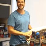 Gustavo Marsengo Instagram – Fala sério pessoal, não tem nada mais gostoso do que deitar, no final daquele dia cansativo, com quem a gente ama na nossa cama com o edredom recém-lavado, não é mesmo? O cheirinho de #10xMaisPerfume que @Comfortbrasil deixa nas roupas faz a gente querer nunca mais levantar de tão gostoso, e a companhia claro que ajuda a querer ficar mais. Me conta aqui, vocês já fizeram o teste?
#publicidade
