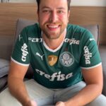 Gustavo Marsengo Instagram – Amanhã é dia de Choque Rei! E como eu não sou bobo, já escalei meu time no @cartolaexpress – com o Palmeiras jogando, não tem como não montar um time vencedor! Vamos lá Dudu, Endrick.. To confiante! Se você ainda não escalou seu time, corre lá que ainda dá tempo. As disputas dobro ou nada tão dando prêmios de até 30 mil reais, você vai ficar de fora dessa?! Me conta aqui, como você acha que o jogo vai ser?  #PaulistaNoExpress  #publicidade