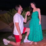 Gustavo Marsengo Instagram - Meu amor, desde os primeiros dias ao seu lado, eu já tinha certeza que você seria a mulher da minha vida !! Já sabia que iria te proteger, respeitar e amar para todo o sempre. Por mim, esse pedido já poderia ter sido feito muito antes, nunca foi falta de vontade, ou incerteza do que eu queria. A única dúvida que eu tinha era de como e quando fazê-lo. Mas depois que decidi passar o natal com sua família, resolvi aguardar este momento. Afinal, quando casamos com uma pessoa, também casamos com a família dela. E já não dava para esperar muito tempo, se não o seu bigode ia vir puxar meu pé a noite. Brincadeiras a parte, Infelizmente não conheci meu sogro a tempo, mas tenho certeza que não poderia escolher parentes melhores dos que você me deu. E que seu Augusto lá de cima irá abençoar esta união. também não poderia escolher dia mais especial que este também, afinal, hoje comemoramos o nascimento de Cristo, que é a personificação do Amor. E é isso que eu quero pra nós dois, que esta data represente o início de um novo ciclo. O início de uma vida inteira casado com você ! Eu te amo e quero te fazer a mulher mais feliz e amada do mundo. Vc quer se casar comigo ? Spoiler: ela disse sim