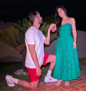 Gustavo Marsengo Instagram - Meu amor, desde os primeiros dias ao seu lado, eu já tinha certeza que você seria a mulher da minha vida !!
Já sabia que iria te proteger, respeitar e amar para todo o sempre.
Por mim, esse pedido já poderia ter sido feito muito antes, nunca foi falta de vontade, ou incerteza do que eu queria.
A única dúvida que eu tinha era de como e quando fazê-lo.
Mas depois que decidi passar o natal com sua família, resolvi aguardar este momento.
Afinal, quando casamos com uma pessoa, também casamos com a família dela.
E já não dava para esperar muito tempo, se não o seu bigode ia vir puxar meu pé a noite.
Brincadeiras a parte, Infelizmente não conheci meu sogro a tempo, mas tenho certeza que não poderia escolher parentes melhores dos que você me deu.
E que seu Augusto lá de cima irá abençoar esta união.
também não poderia escolher dia mais especial que este também, afinal, hoje comemoramos o nascimento de Cristo, que é a personificação do Amor.
E é isso que eu quero pra nós dois, que esta data represente o início de um novo ciclo.
O início de uma vida inteira casado com você !
Eu te amo e quero te fazer a mulher mais feliz e amada do mundo.
Vc quer se casar comigo ?

Spoiler: ela disse sim